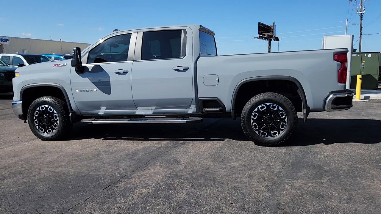 2024 Chevrolet Silverado 2500HD LT photo 2