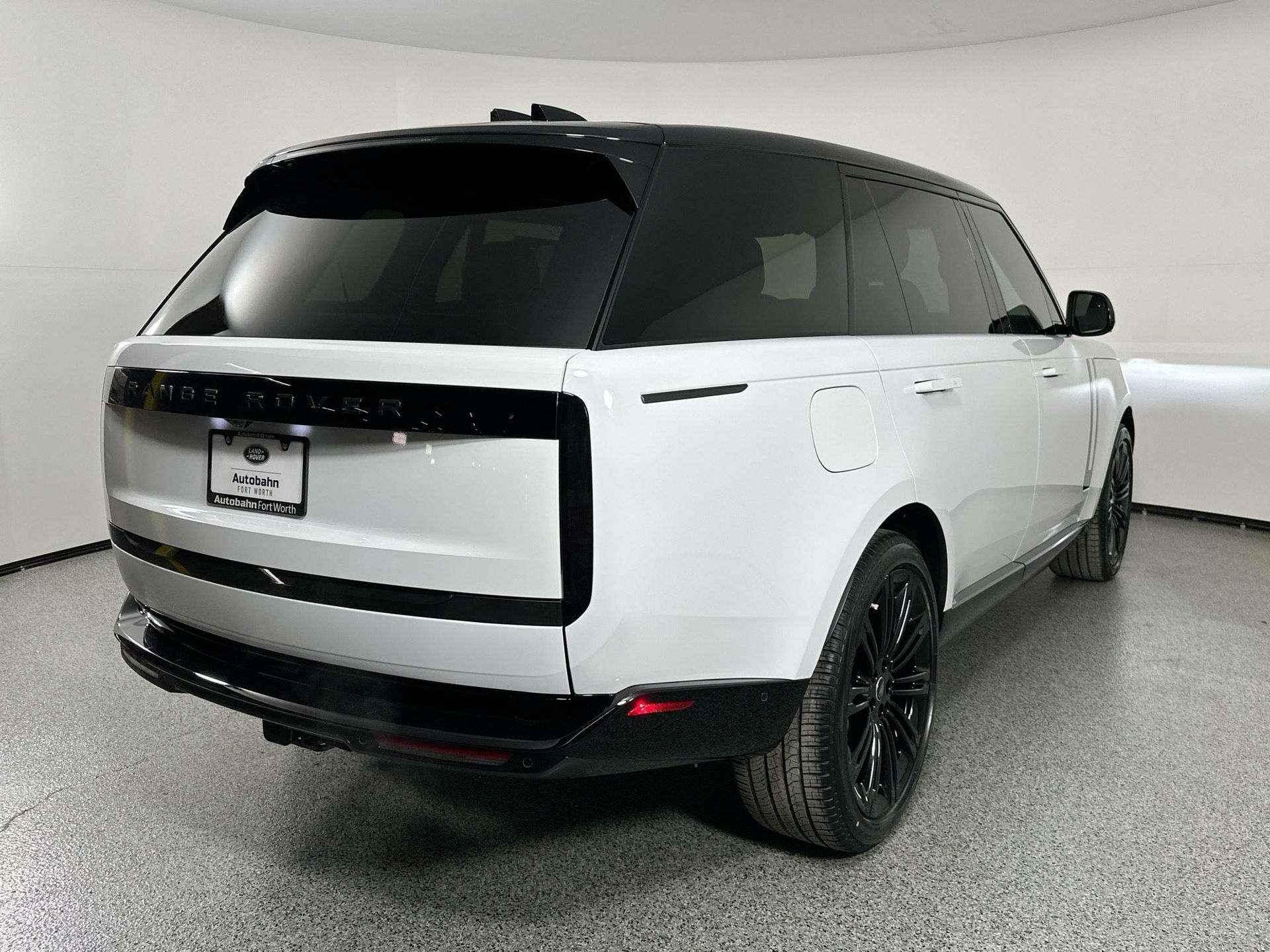 2025 Land Rover Range Rover SE photo 3