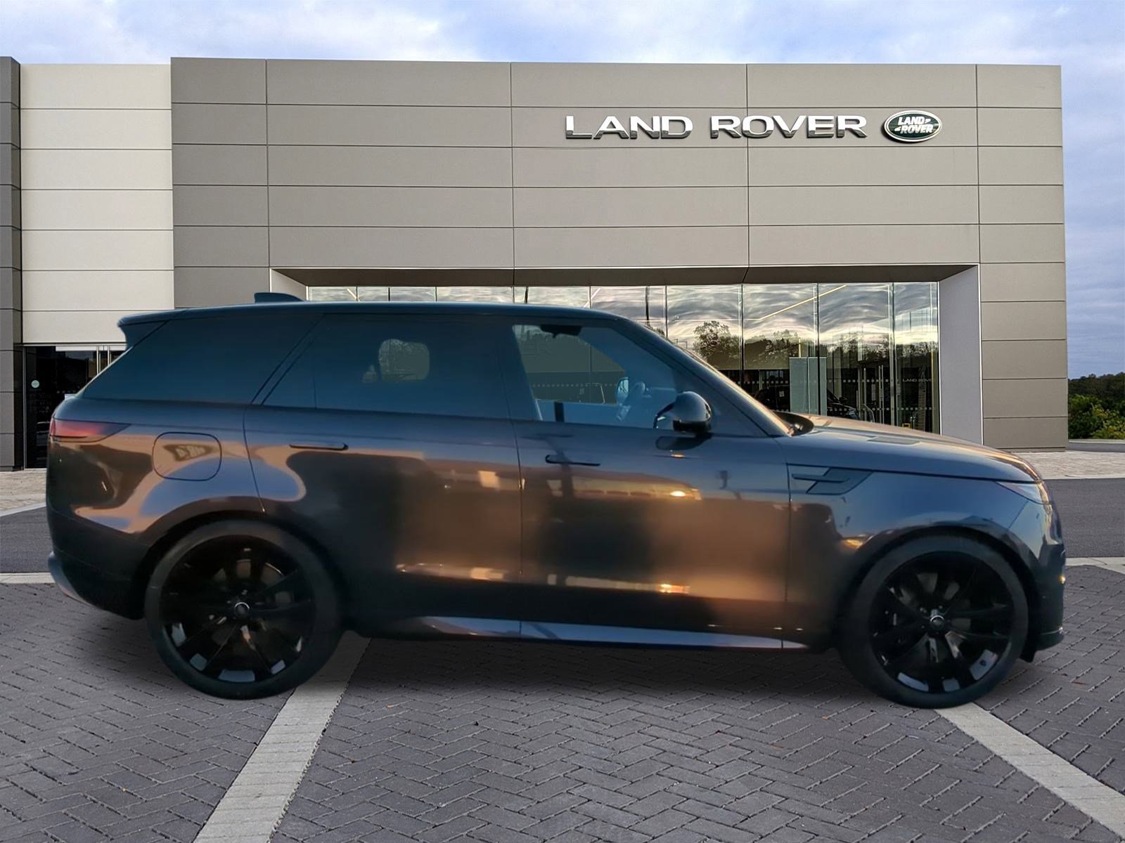 2025 Land Rover Range Rover Sport SE photo 4