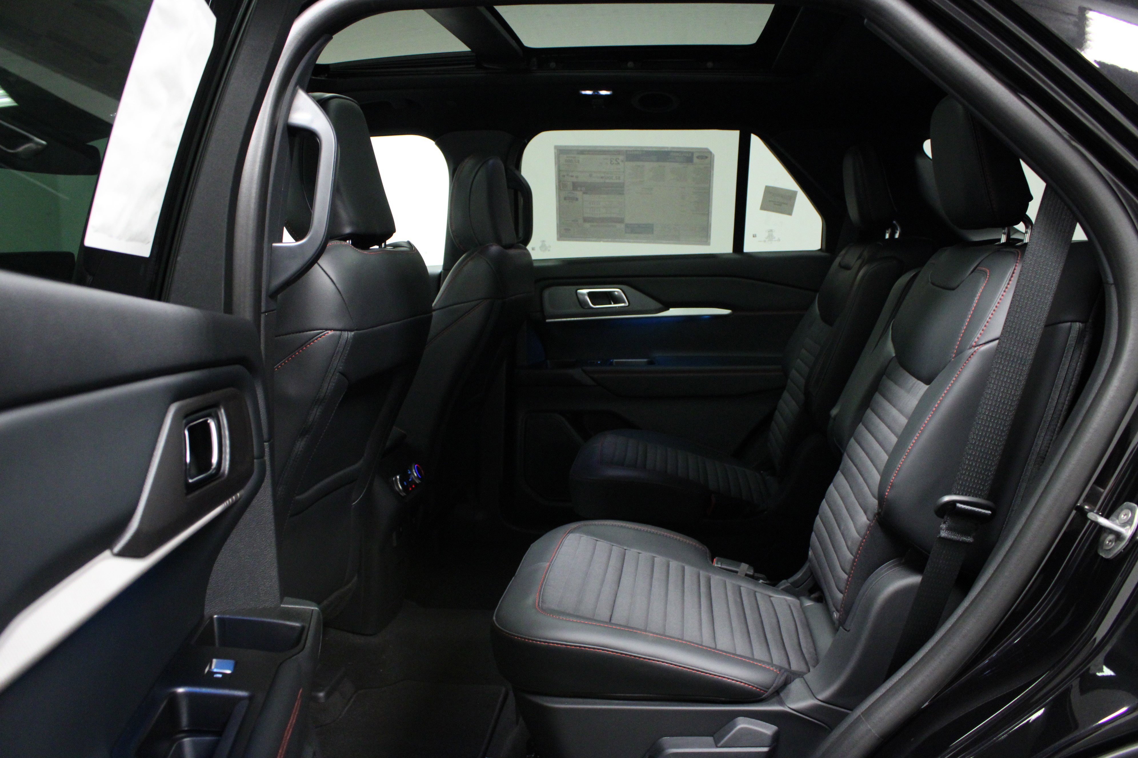 2025 Ford Explorer ST-Line photo 10