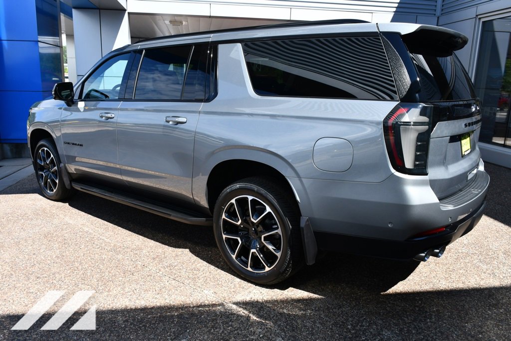 2025 Chevrolet Suburban RST photo 4