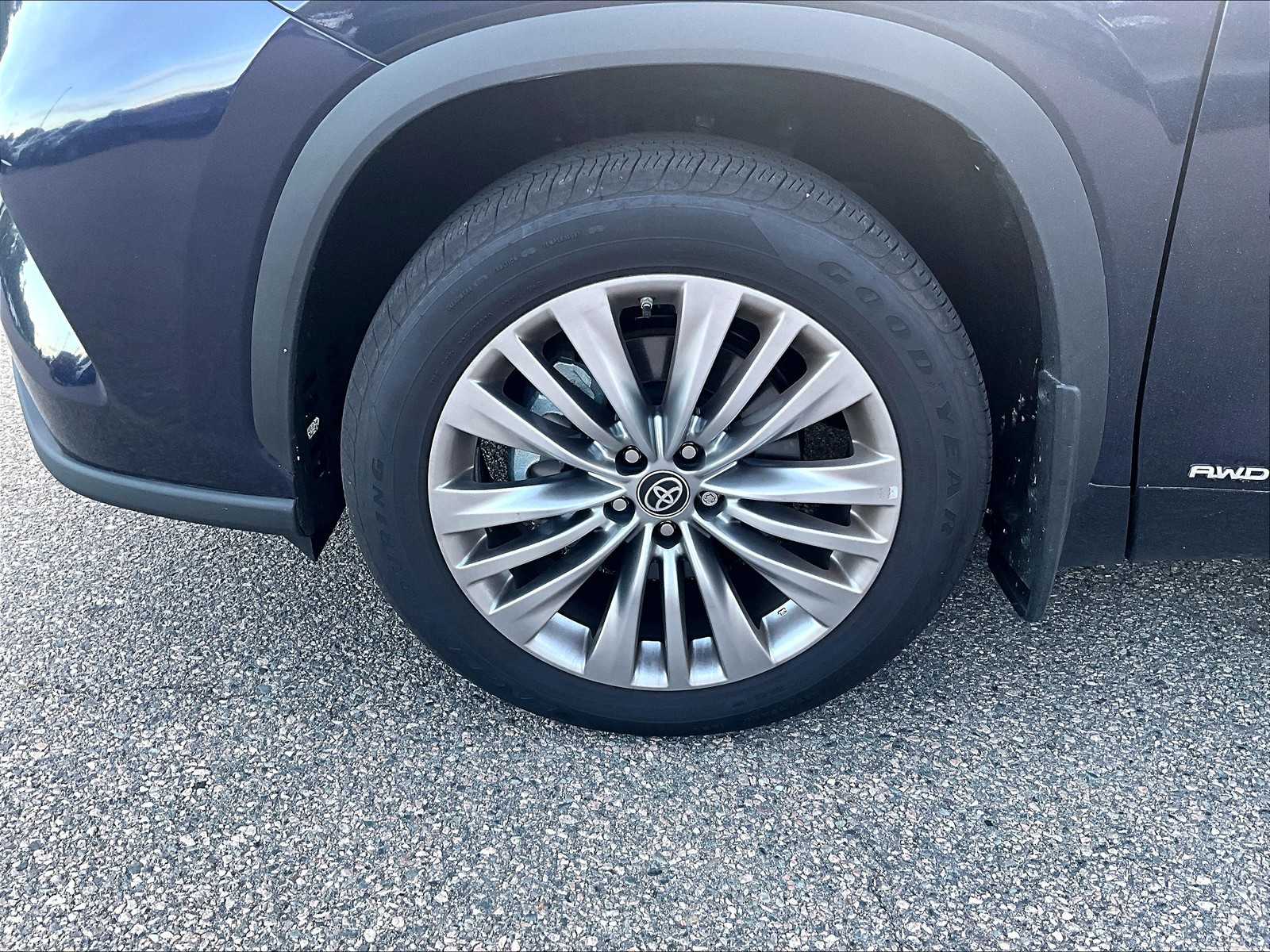 2025 Toyota Highlander Hybrid Platinum photo 2