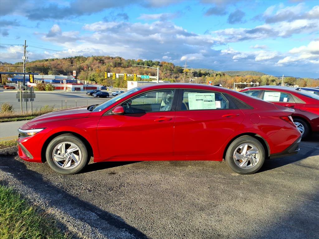 2025 Hyundai Elantra SE photo 4