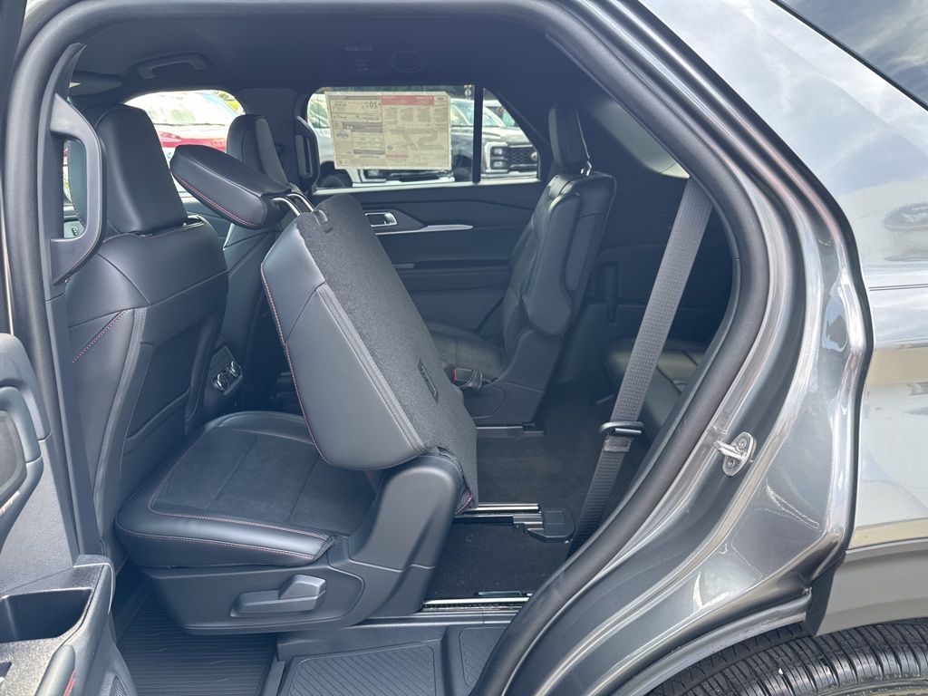 2025 Ford Explorer ST photo 17