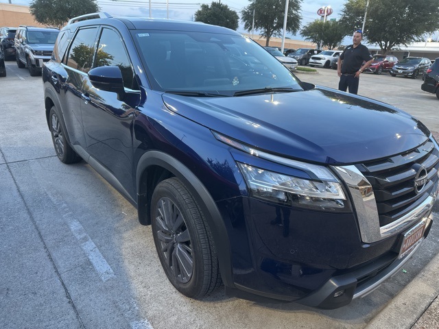 2022 Nissan Pathfinder SL photo 3