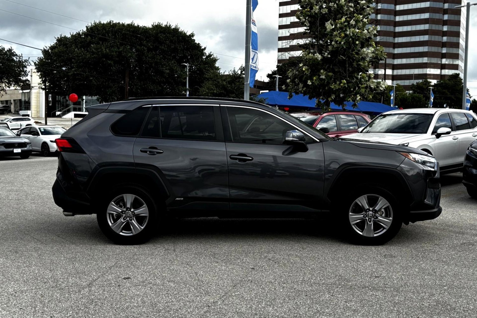 2022 Toyota RAV4 Hybrid XLE photo 3