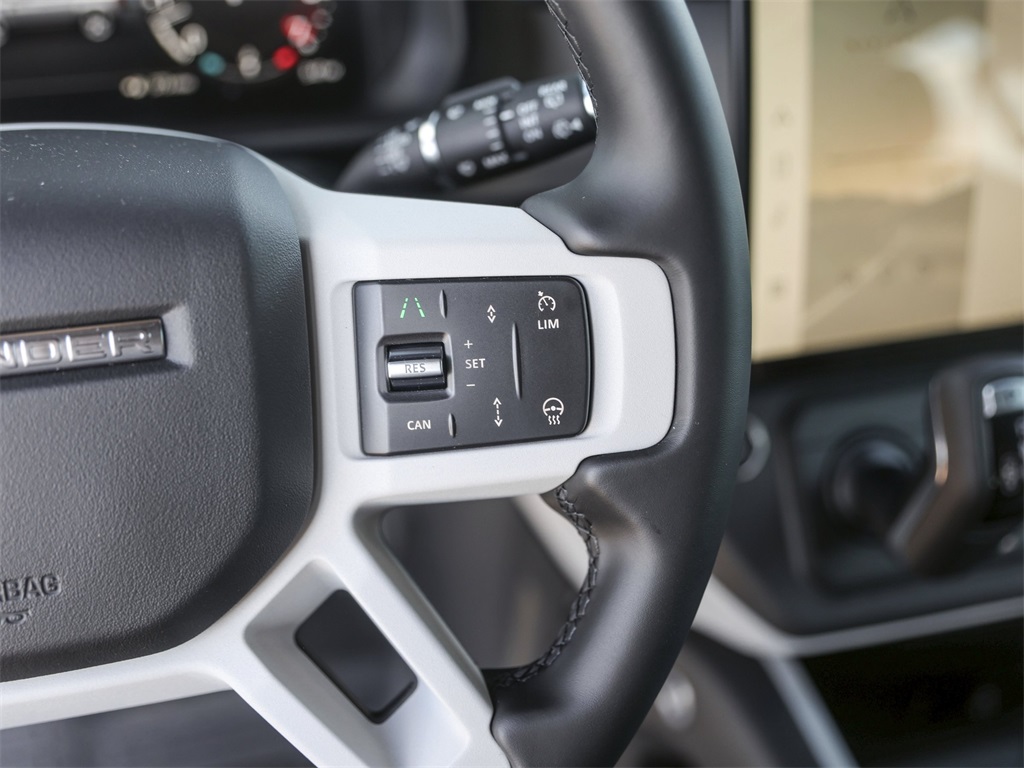 2026 Land Rover Defender 110 V8 photo 37