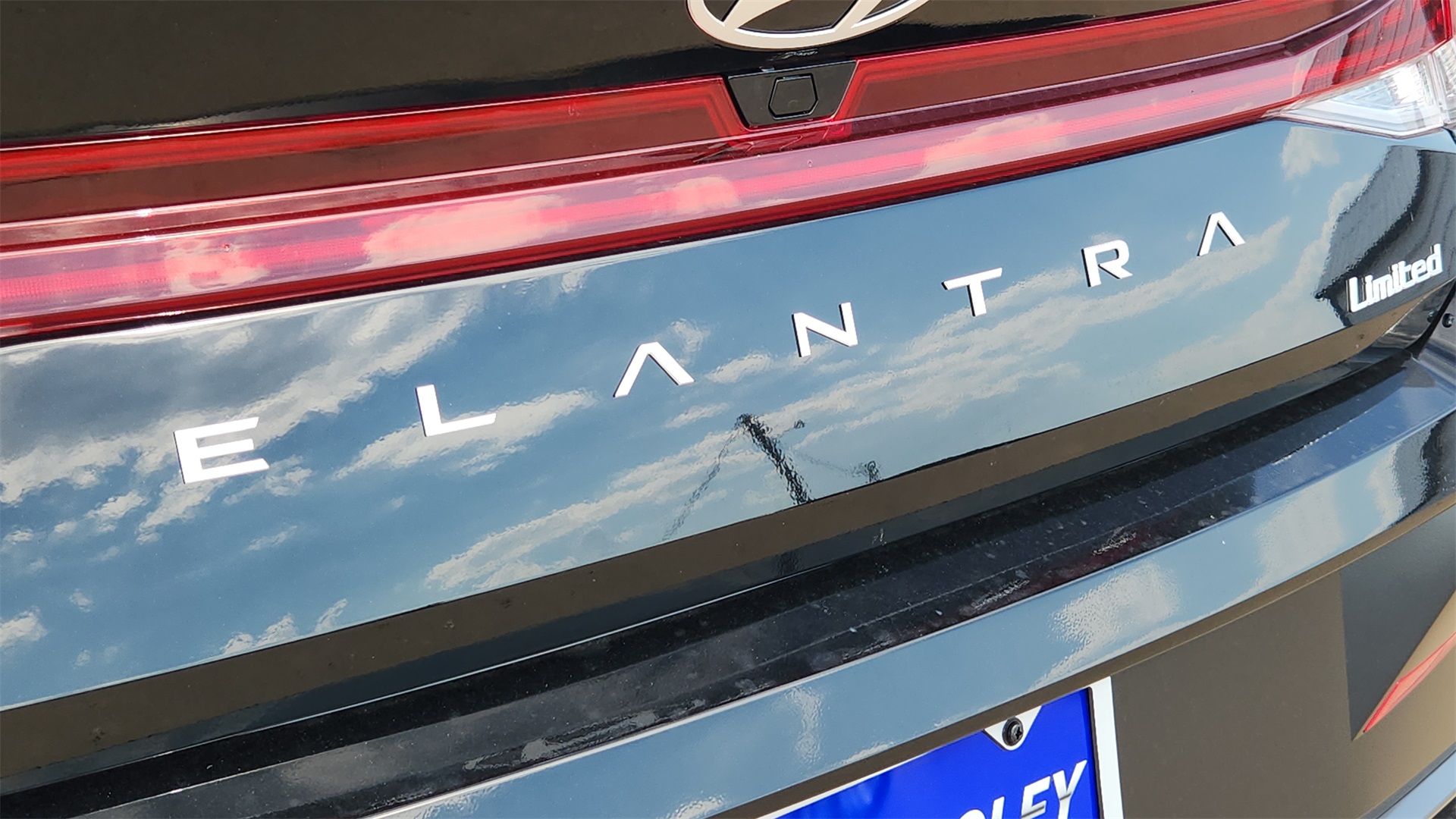 2025 Hyundai Elantra Limited photo 23