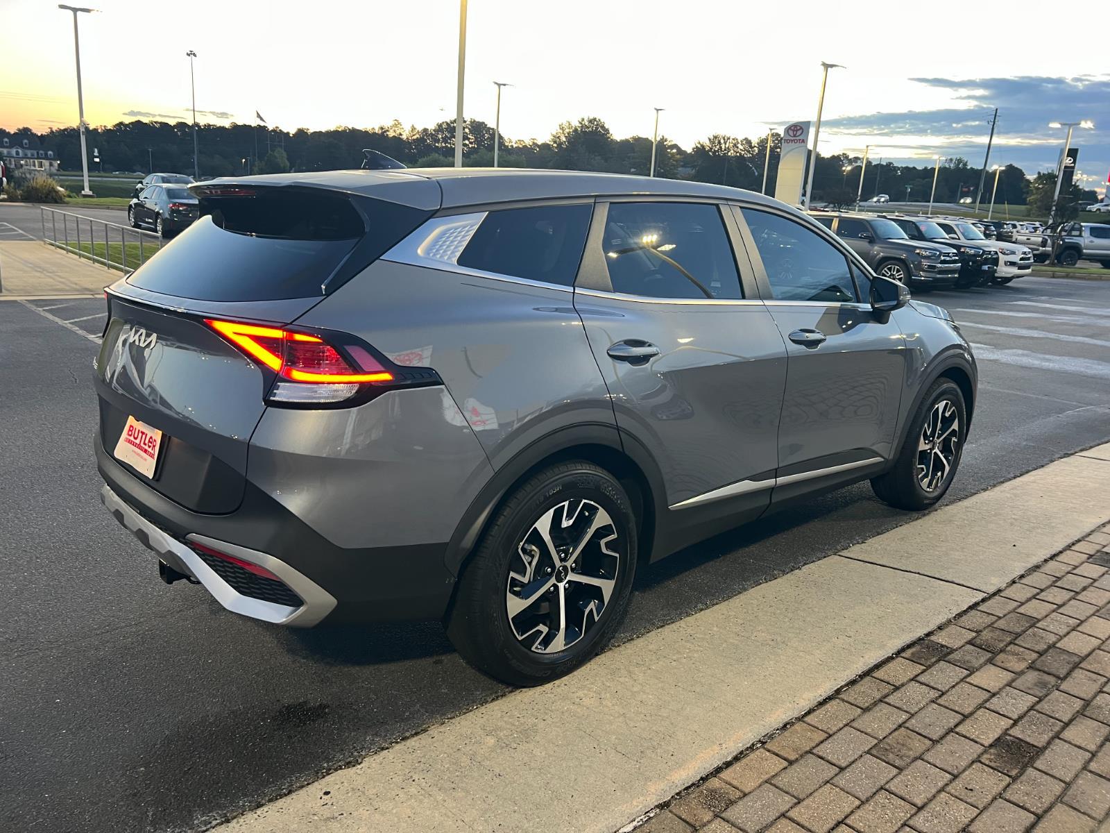 2023 Kia Sportage EX photo 3