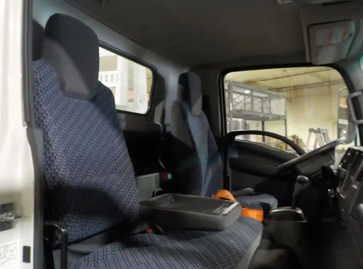 2024 Isuzu NQR photo 2