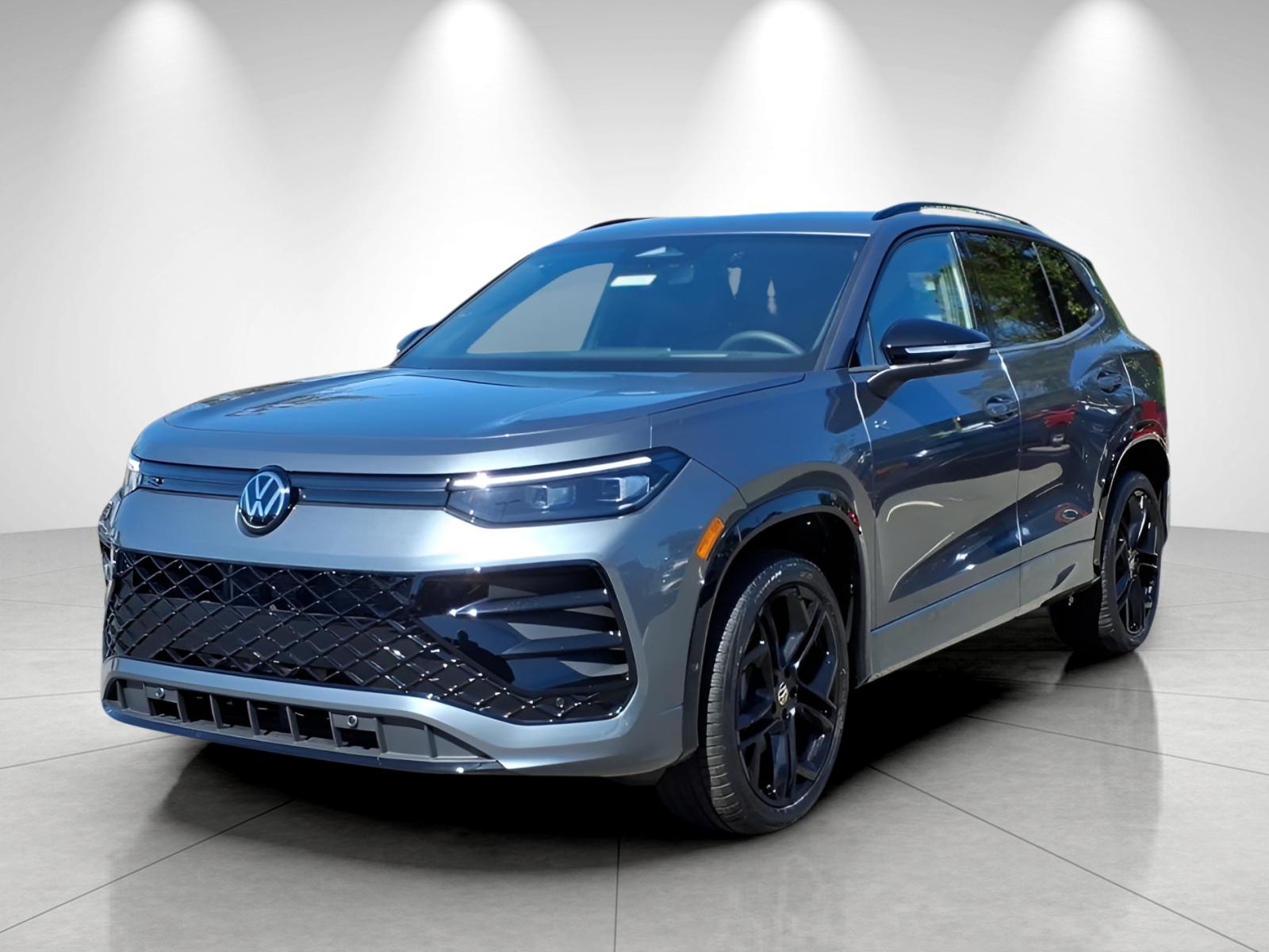 2025 Volkswagen Tiguan SE R-LINE BLACK's photo