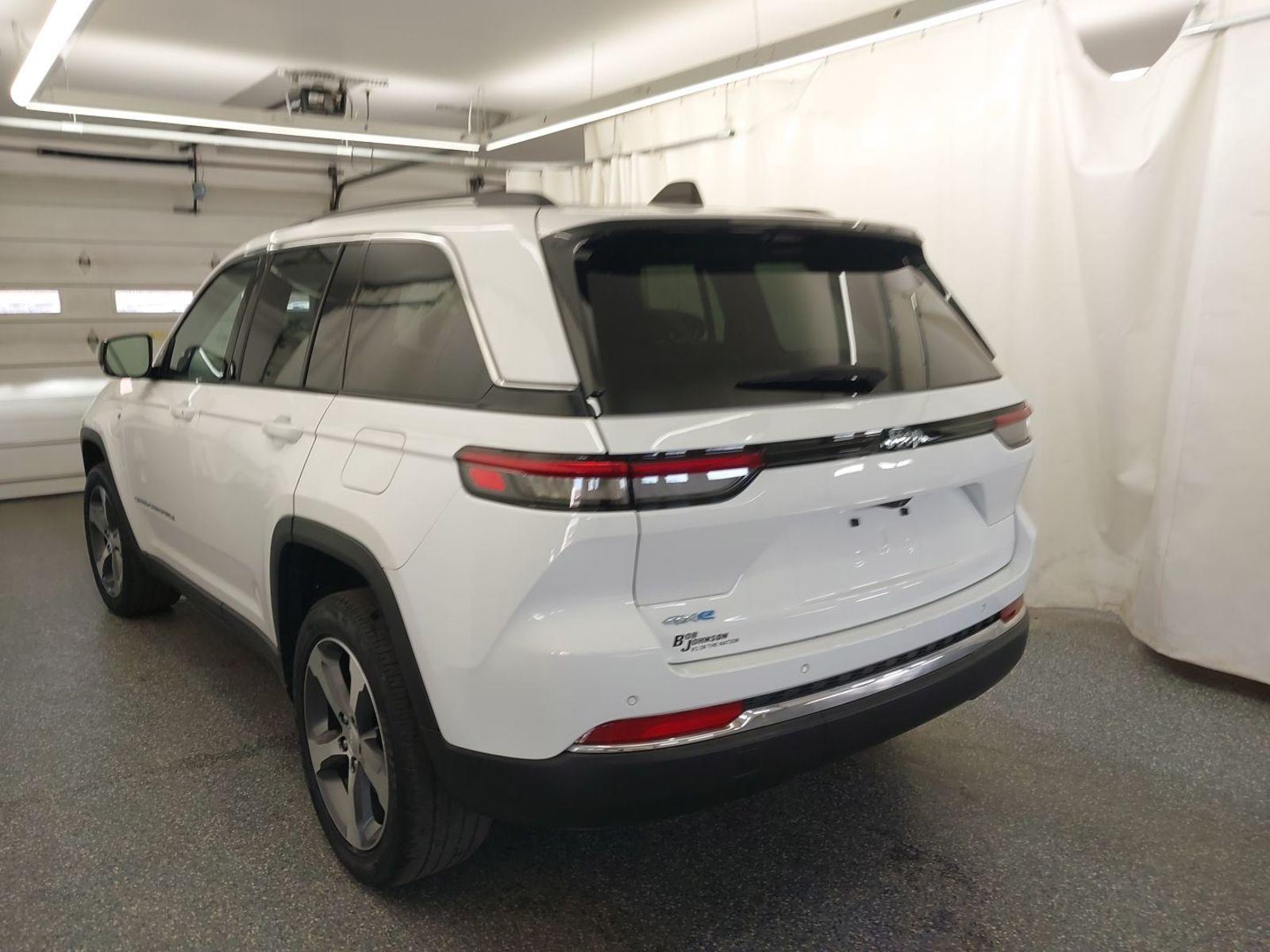 2023 Jeep Cherokee 4xe photo 2