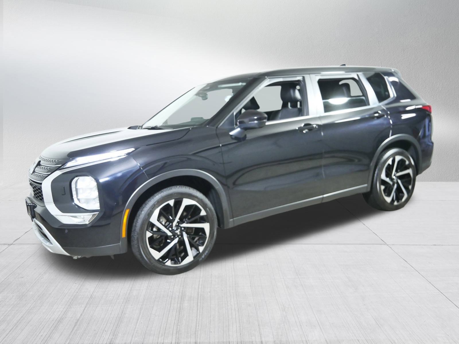 2024 Mitsubishi Outlander SE photo 3