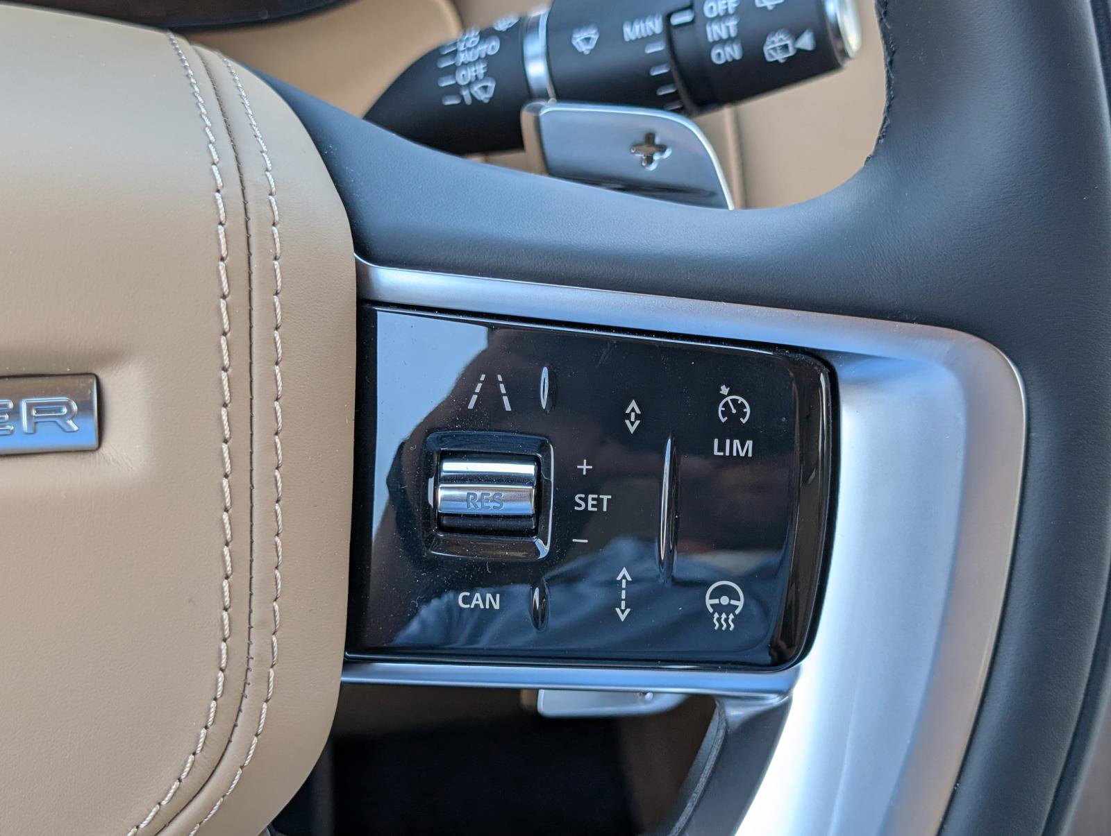 2025 Land Rover Range Rover SE photo 13