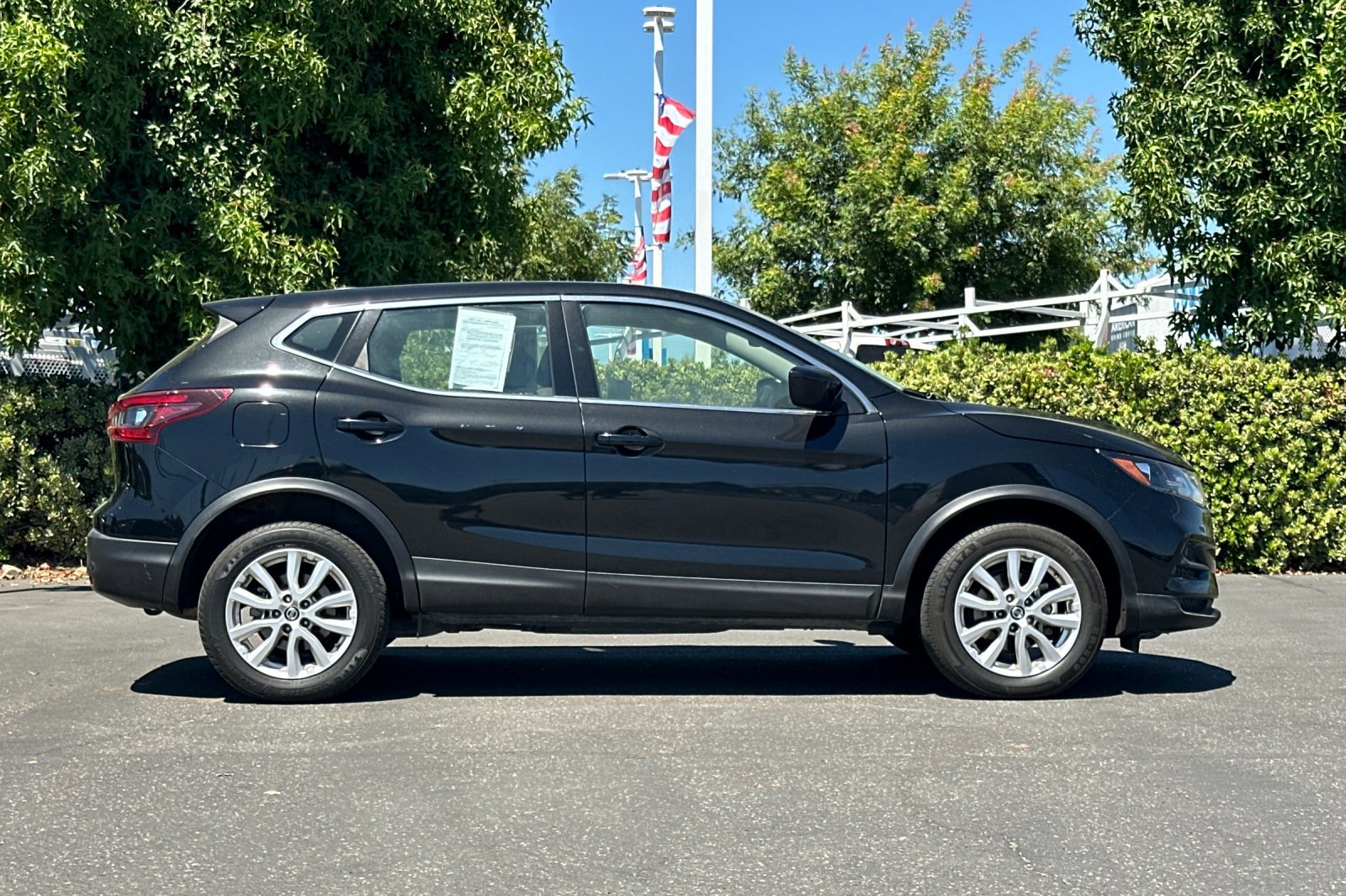 2022 Nissan Rogue Sport S photo 3