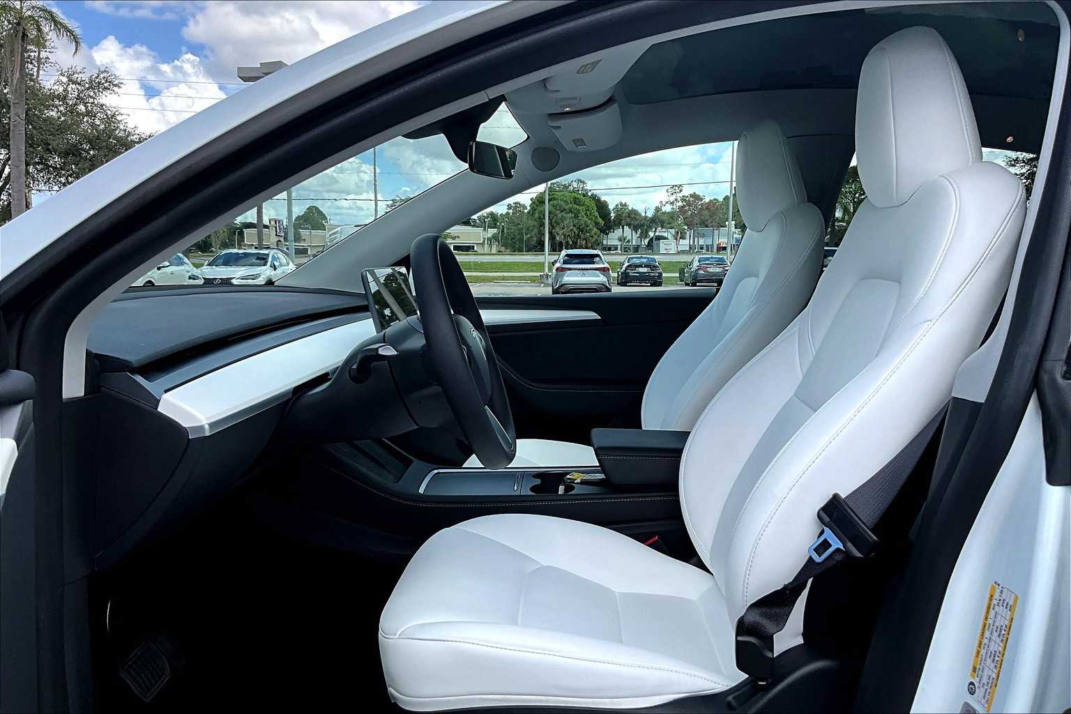 2024 Tesla Model Y Long Range photo 7