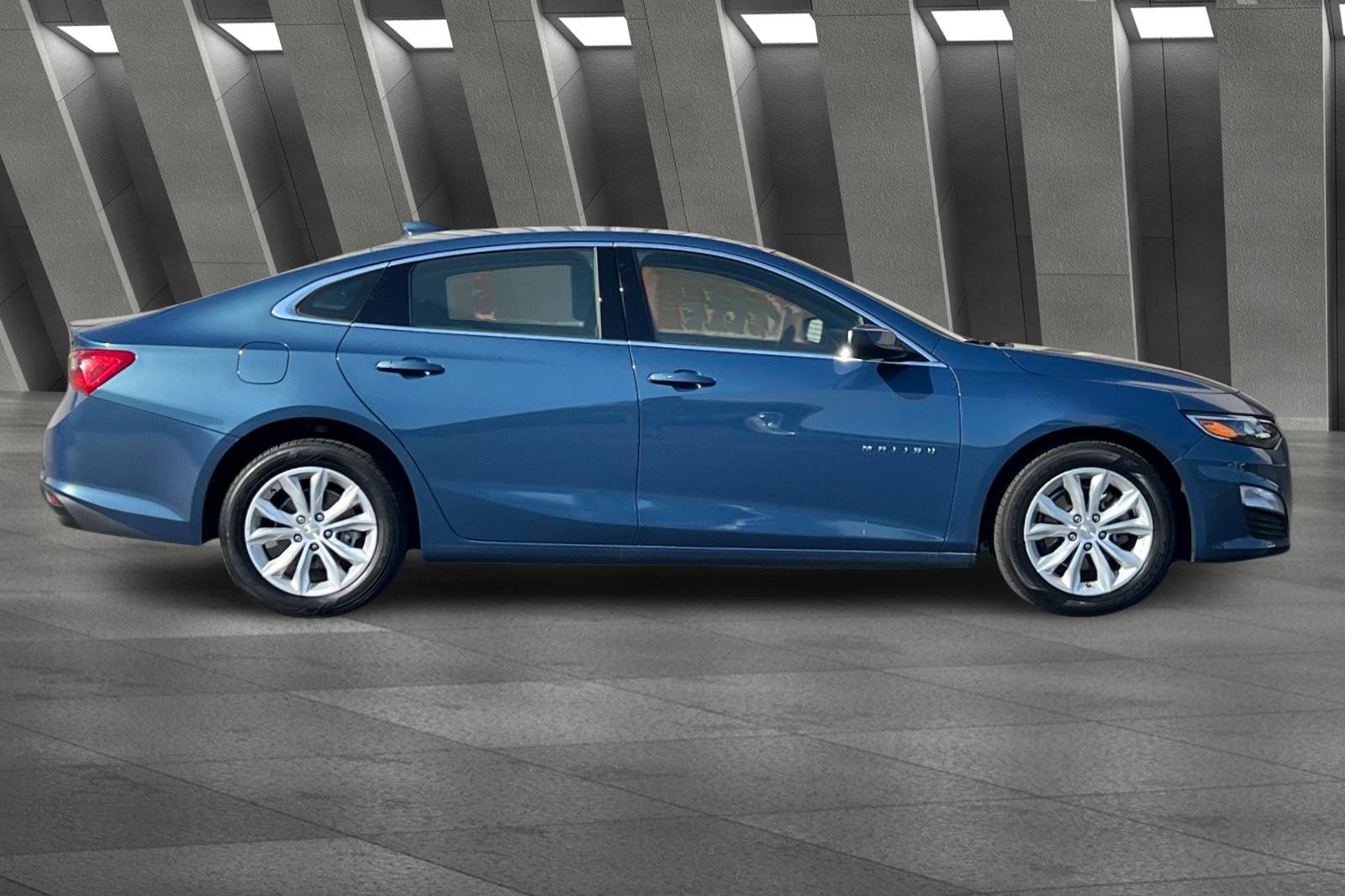 2024 Chevrolet Malibu 1LT photo 2