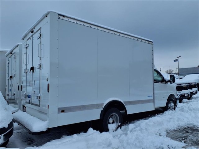 2025 Chevrolet Express Cutaway 3500 photo 3