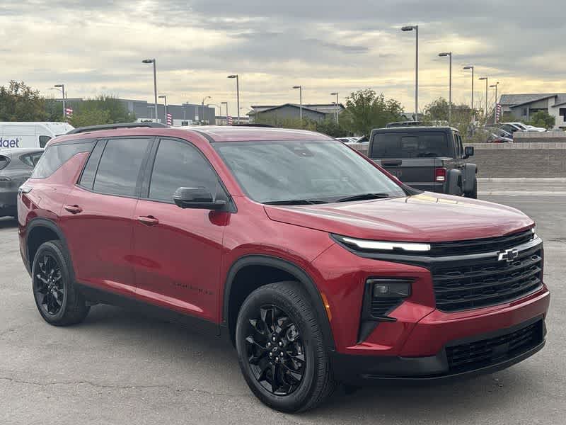 2024 Chevrolet Traverse photo 2