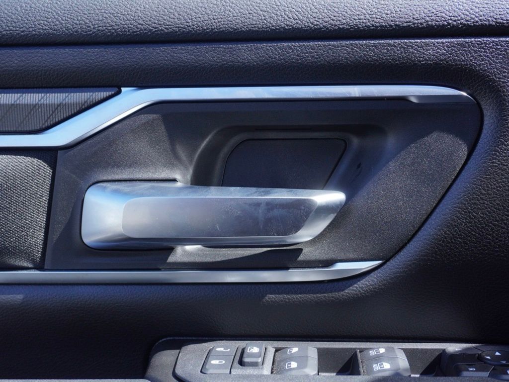 New 2025 Diamond Black Crystal Pearl-Coat Exterior Paint RAM Big Horn Sport Appearance Edition image 11