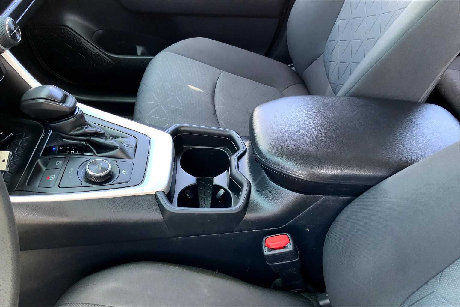 2021 Toyota RAV4 Hybrid XLE photo 13