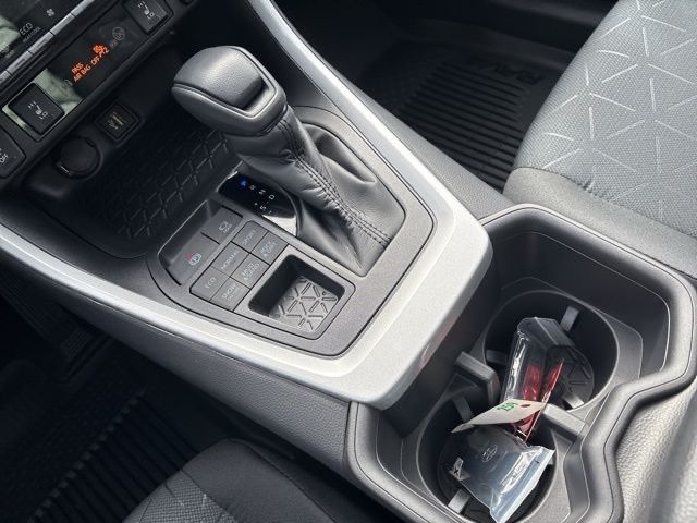 2025 Toyota RAV4 XLE photo 25