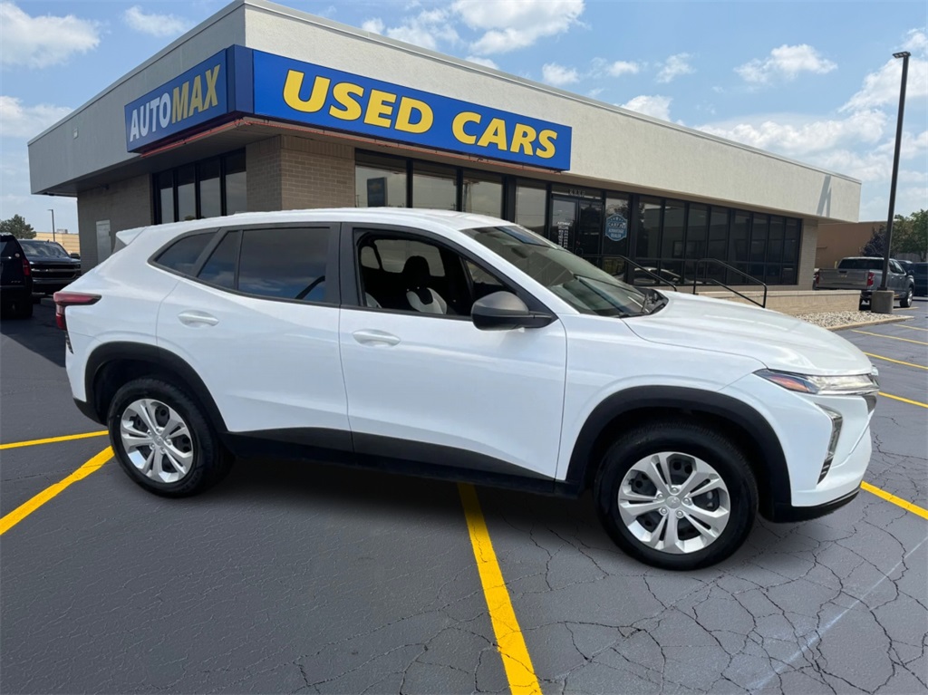 2024 Chevrolet Trax LS photo 2