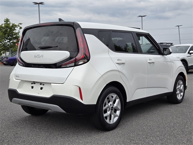 2024 Kia Soul LX photo 3