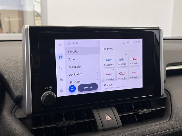 2024 Toyota RAV4 XLE photo 3