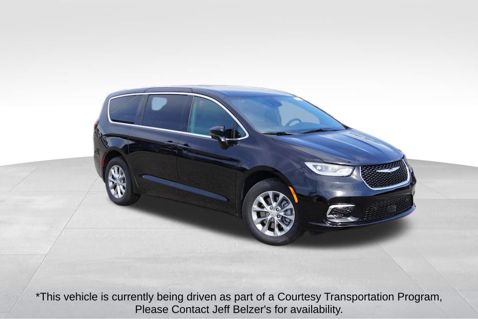 2025 Chrysler Pacifica Select's photo
