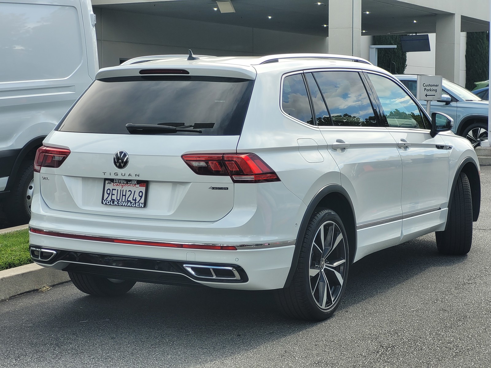 2023 Volkswagen Tiguan SEL R-Line Black photo 4