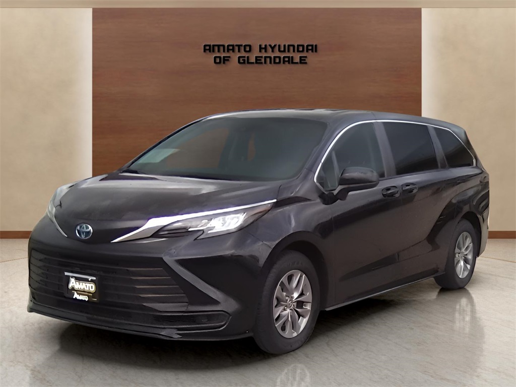 2023 Toyota Sienna LE's photo