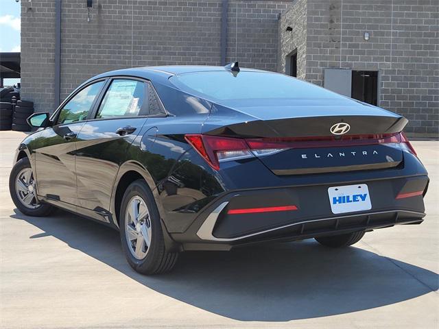 2025 Hyundai Elantra SE photo 3