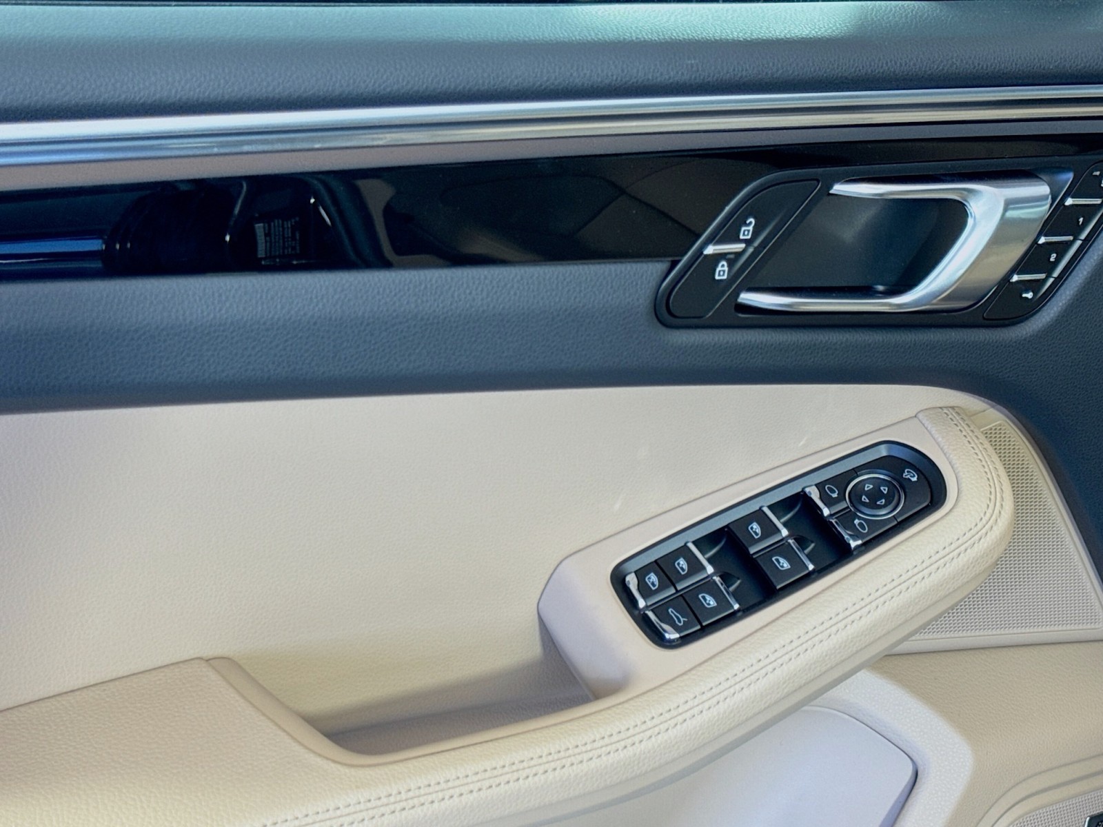 2025 Porsche Macan T photo 12