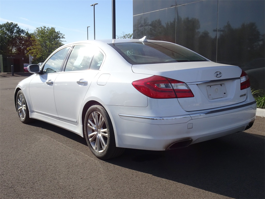 2014 Hyundai Genesis 3.8 RWD photo 4