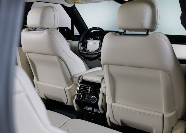 2025 Land Rover Range Rover SE photo 3