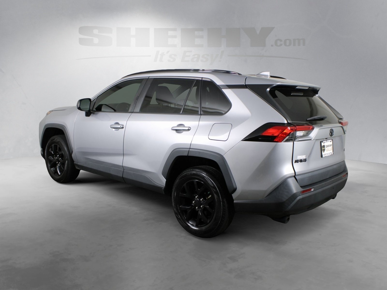 2021 Toyota RAV4 LE photo 4
