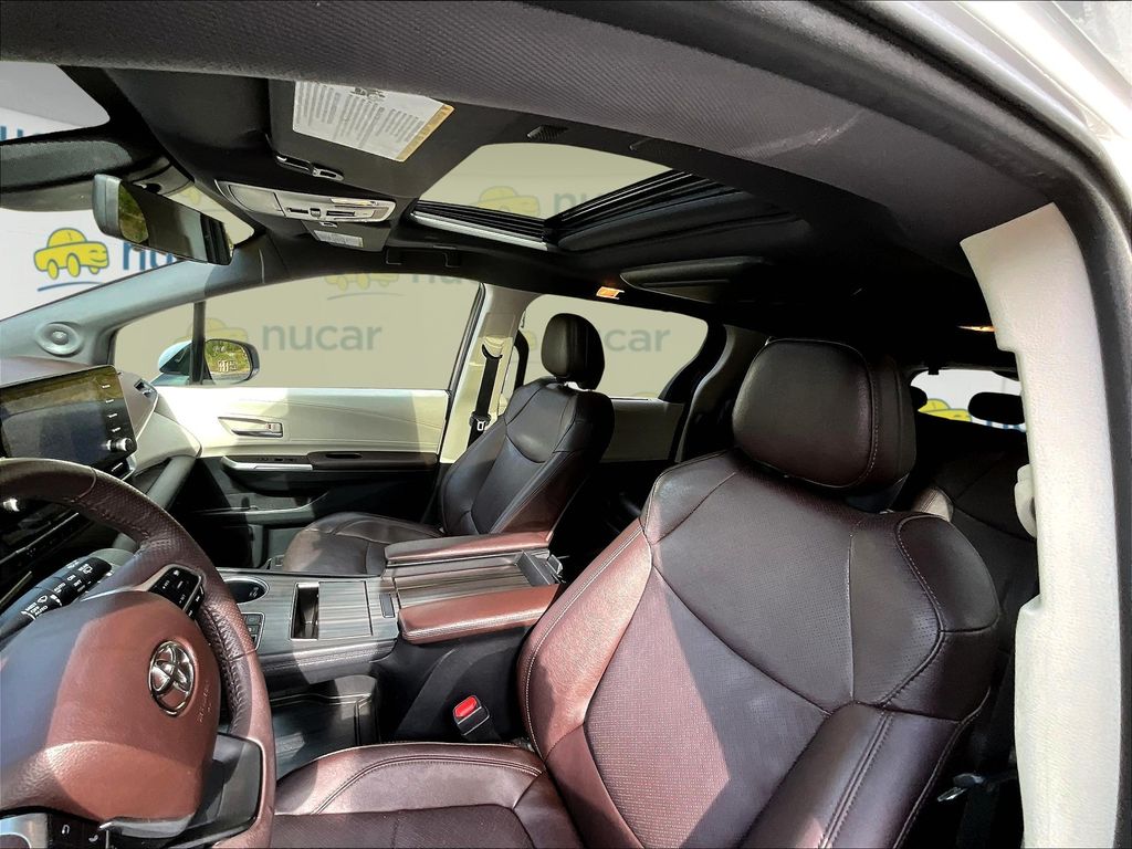2022 Toyota Sienna Platinum photo 21