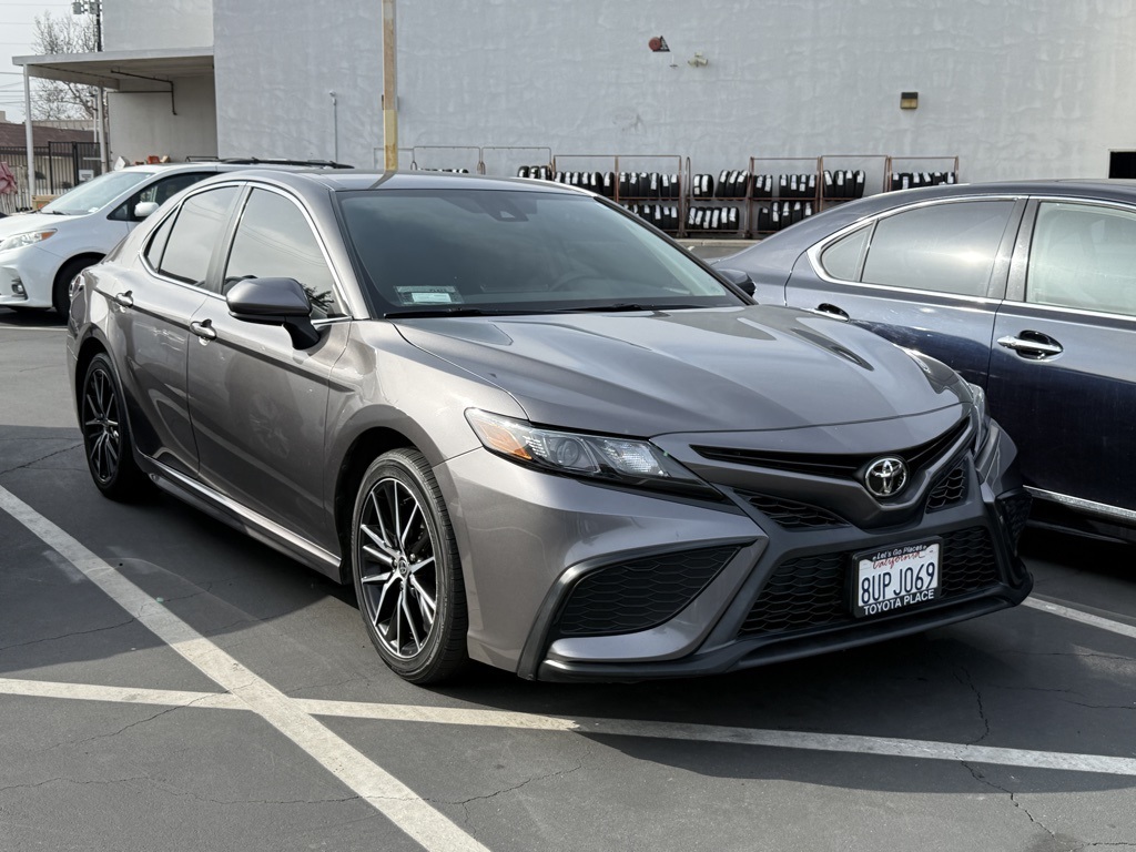 2021 Toyota Camry SE's photo