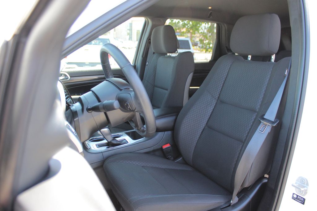 2022 Jeep Cherokee Laredo photo 12