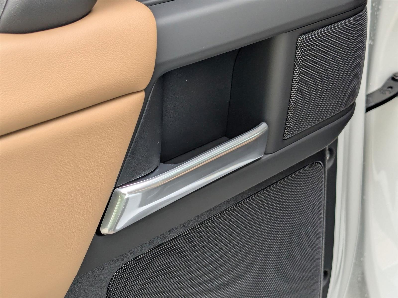 2025 Land Rover Defender 130 X-Dynamic SE photo 24