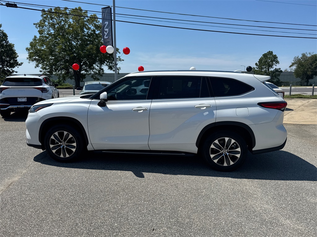 2021 Toyota Highlander XLE photo 6