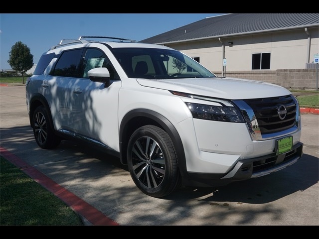 2025 Nissan Pathfinder Platinum's photo