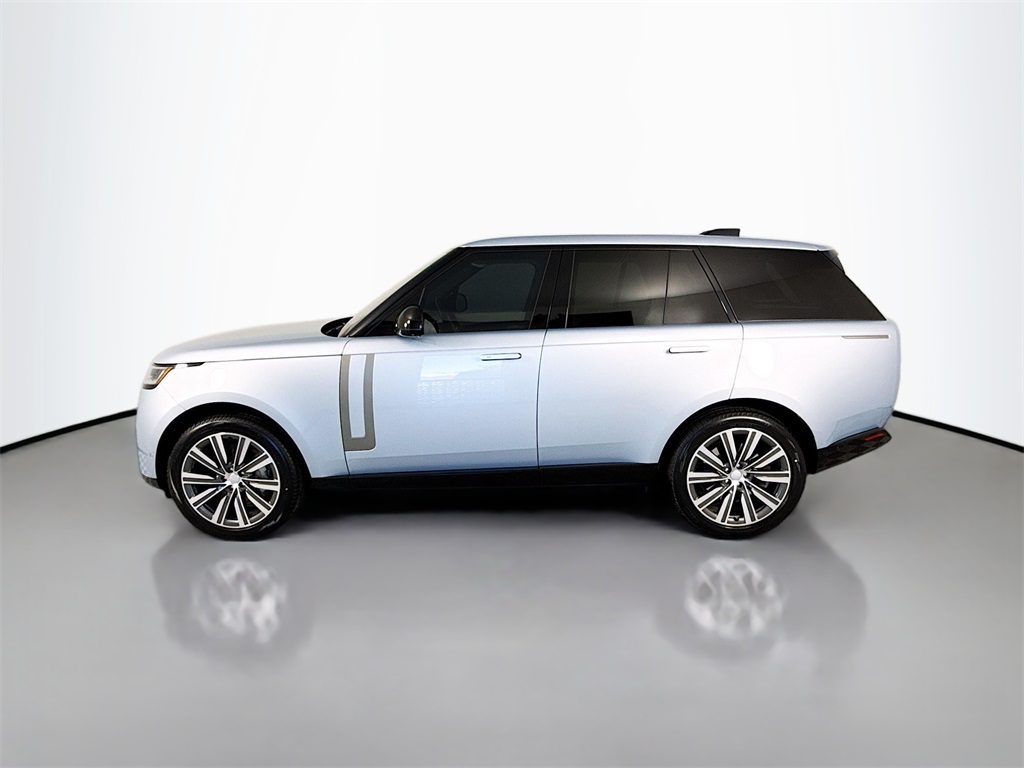 2023 Land Rover Range Rover SE photo 2