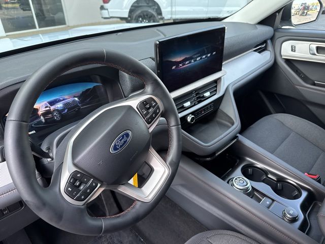 2025 Ford Explorer photo 7