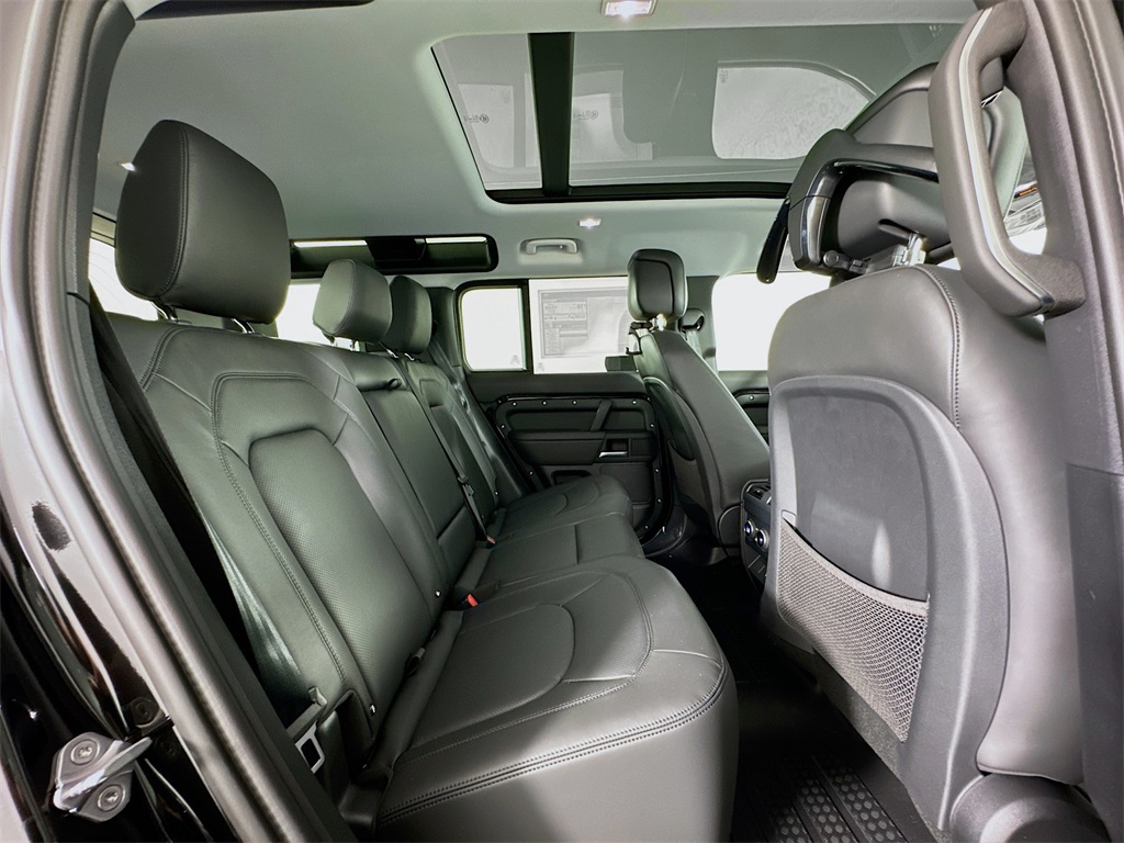 2025 Land Rover Defender 110 X-Dynamic SE photo 17