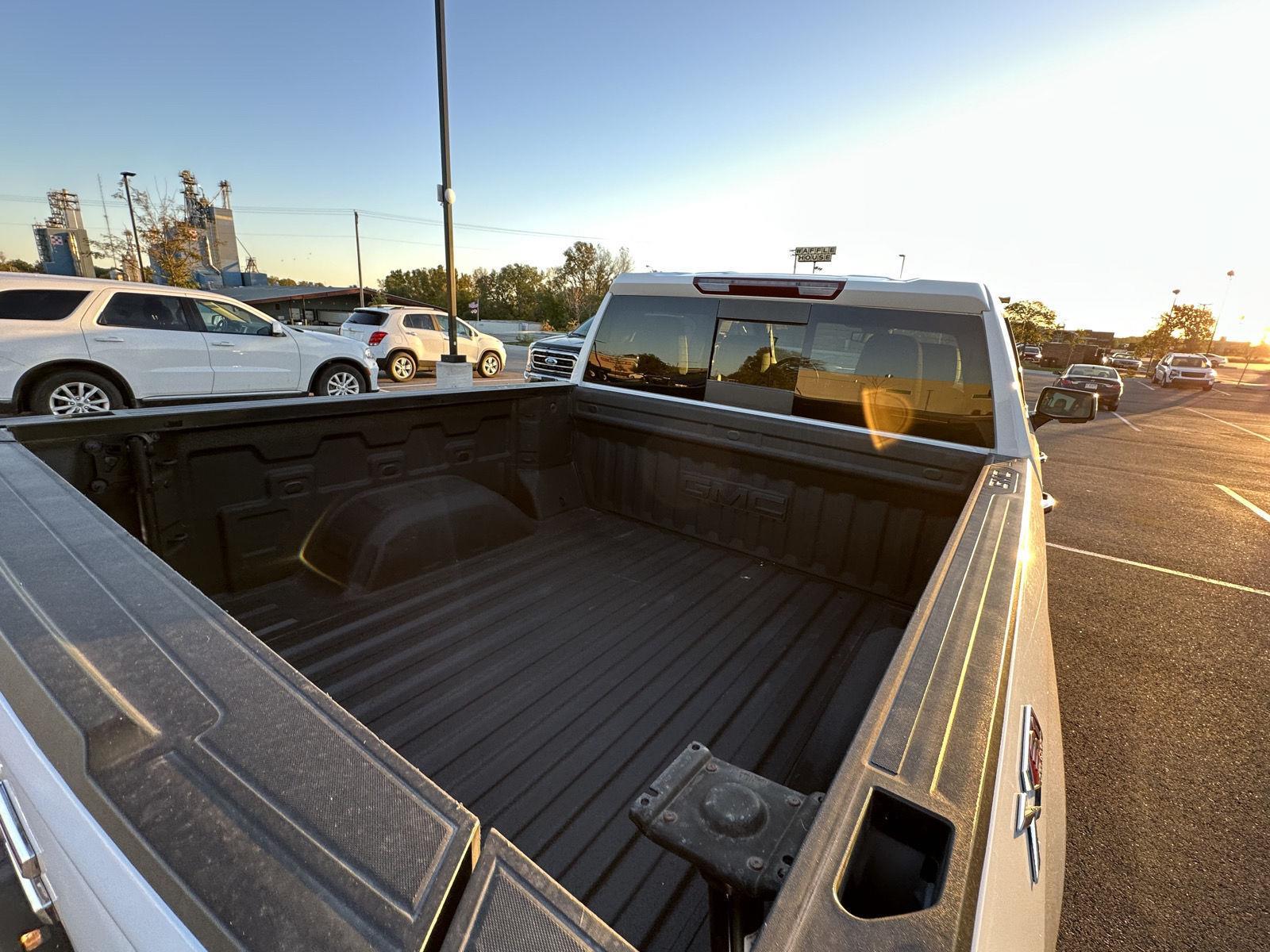 2024 Gmc Sierra 1500 SLT photo 3