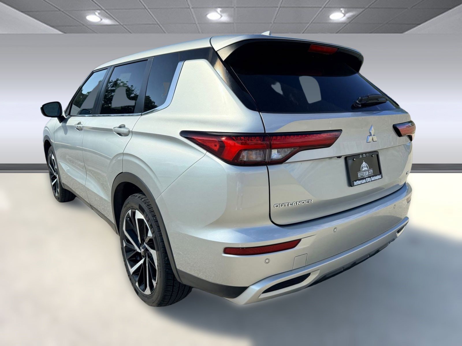 2024 Mitsubishi Outlander SE photo 3