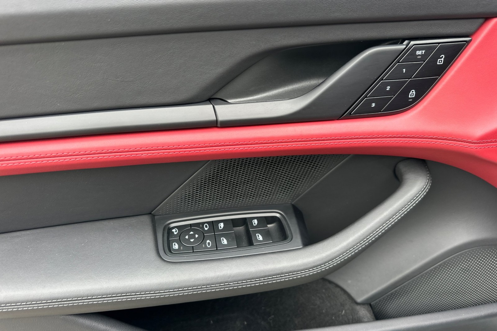 2023 Porsche Taycan photo 13