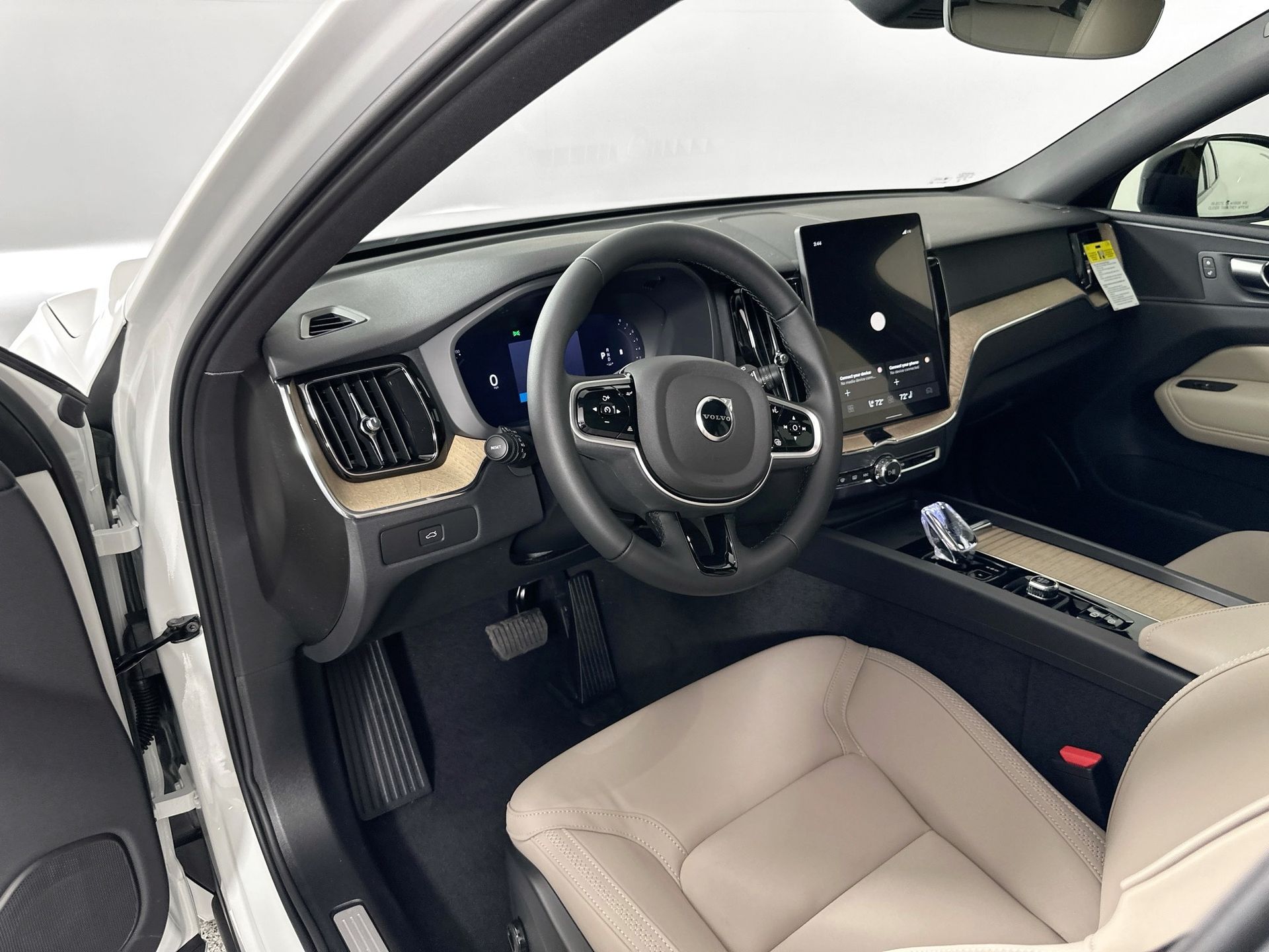 2026 Volvo XC60 B5 Core photo 9